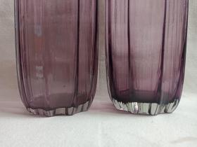 《葡萄紫色十棱紧口：玻璃插瓶·玻璃储物瓶·玻璃花瓶·玻璃摆件·玻璃观赏件》约1970-1990年代左右（十棱纹瓜瓣型玻璃工艺制品）一对合售
