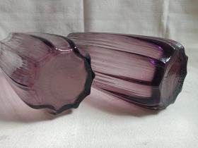 《葡萄紫色十棱紧口：玻璃插瓶·玻璃储物瓶·玻璃花瓶·玻璃摆件·玻璃观赏件》约1970-1990年代左右（十棱纹瓜瓣型玻璃工艺制品）一对合售