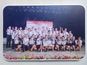 专题合影照片第134-《中国农业银行大理分行2015年“唱响农行·喜迎国庆歌唱比赛”一等奖》2015年10月彩色装框合影老照片、老相片、老像片 、老资料（中国农业银行大理分行工会委员会/办公室出品）