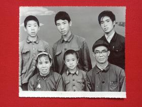 一般合影照片第157--《原大理老年书画协会秘书长：赵正乾同志家人合影》约1970-1980年代黑白老照片、老相片、老像片 、老资料1张