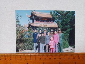 老相册第155-《云南大理地区某退伍转业军人个人珍藏本人及亲友(外出旅游、居家生活、相伴老人、战友相聚、孩子成长、亲友相聚等)单身及合影彩色老照片》1988-1998年左右（内有：大理古城楼、三塔、石林、宝光寺、报国寺、乐山大佛、曲靖市区、周恩来总理纪念园、宾川鸡足山、昆明翠湖文津桥等景点照片）相关老相片、老像片、老资料、老档案一册共计103张合售