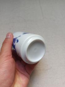 《白釉青花（日本风格人物松枝图文）立足小瓷茶杯·瓷酒杯》青花瓷杯约2000-2010年代一盒2个合售