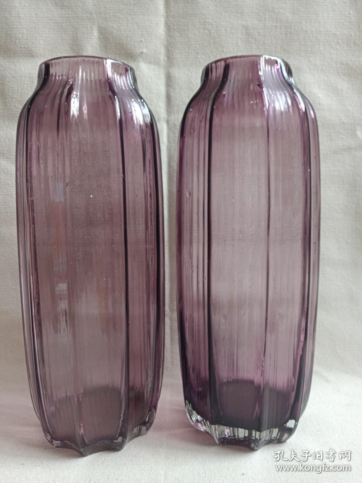 《葡萄紫色十棱紧口：玻璃插瓶·玻璃储物瓶·玻璃花瓶·玻璃摆件·玻璃观赏件》约1970-1990年代左右（十棱纹瓜瓣型玻璃工艺制品）一对合售
