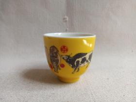 《黄釉立体塑印“五牛图”立足瓷茶杯·瓷酒杯》瓷杯2010-2020年代 （韩滉--五牛图）