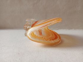 《扇贝型高级琉璃烟灰缸/琉璃摆件》1960-1980年代左右(黄色花纹)