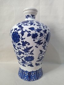 中国驰名商标《衡水老白干酒瓶（典藏）--老白干香型白酒瓶（4L/8斤容量）》空酒瓶·空瓶·空酒坛·青花花卉纹白瓷酒瓶·外包装瓶·白瓷贴花仿元青花瓷工艺酒瓶2000-2010年代左右（河北衡水老白干酒业股份有限公司出品，配红盖）