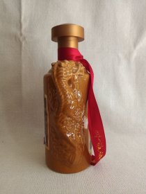 标尖:MOUT《百年赖埔酒瓶(80)--酱香型白酒瓶(0.5L/1斤容量)》空酒瓶·黄釉龙纹瓷瓶·外包装瓶·2010年代(阜新赖茅酒厂/原贵州茅台酿酒厂阜新分厂出品)裸瓶一对合售