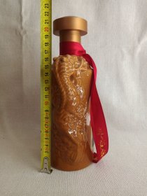 标尖:MOUT《百年赖埔酒瓶(80)--酱香型白酒瓶(0.5L/1斤容量)》空酒瓶·黄釉龙纹瓷瓶·外包装瓶·2010年代(阜新赖茅酒厂/原贵州茅台酿酒厂阜新分厂出品)裸瓶一对合售