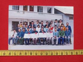 一般合影照片第147--云南大理《某单位职工光荣退休合影留念1990-2000年代》彩色老照片、老相片、老像片 、老资料