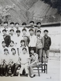 专题合影照第115--云南易门铜矿狮子山《矿中学八二届高中理一班全体同学毕业合影留念1982.6.19日》黑白原版老照片、老相片、老像片 、老资料一张