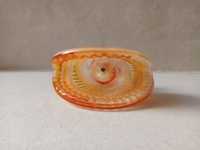 《扇贝型高级琉璃烟灰缸/琉璃摆件》1960-1980年代左右(黄色花纹)