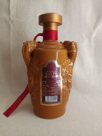 标尖:MOUT《百年赖埔酒瓶(80)--酱香型白酒瓶(0.5L/1斤容量)》空酒瓶·黄釉龙纹瓷瓶·外包装瓶·2010年代(阜新赖茅酒厂/原贵州茅台酿酒厂阜新分厂出品)裸瓶一对合售