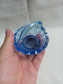 《蓝色玻璃小花篮·玻璃手提收纳盒·玻璃摆件·玻璃观赏件》约1970-1990年代左右（印花纹玻璃工艺制品）