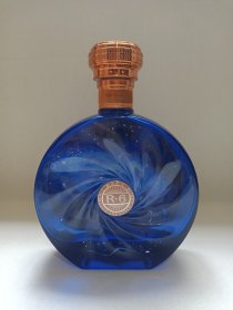 《小糊涂仙酒·睿6（睿见不凡/R·6）--浓香型白酒》酒瓶·空瓶·蓝玻璃瓶·外包装瓶2023年3月20日（贵州省仁怀市茅台镇云峰酒业有限公司出品）