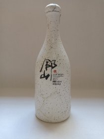 《邻山酒--浓香型白酒》酒瓶·空瓶·瓷瓶·外包装瓶2010-2020年代左右（成都市广泽酒业有限公司出品）