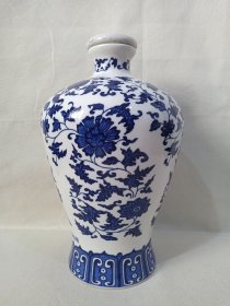 中国驰名商标《衡水老白干酒瓶（典藏）--老白干香型白酒瓶（4L/8斤容量）》空酒瓶·空瓶·空酒坛·青花花卉纹白瓷酒瓶·外包装瓶·白瓷贴花仿元青花瓷工艺酒瓶2000-2010年代左右（河北衡水老白干酒业股份有限公司出品，配红盖）
