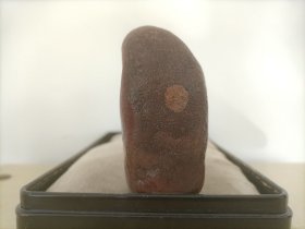 新进卫河原石5923“红日”（日圆色红，自然天成，石型完好）、卫河原石5928“红日”（画面精美，自然天成，石型完好）、卫河原石5935“雪山”（画面立体、层次感强，石型完好，底部平坦）（店庆大酬宾，可零售，共3块，每块5元）