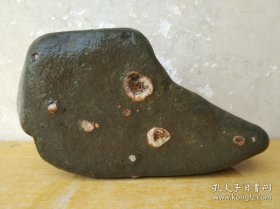 洛阳荷花石原石322“步步高升”（自然独立摆放，注：图3是脚掌的图片，确实和人的脚很相似）、荷花石原石946“丝路花雨”（带着丝的花儿竞飞向上，诗一样的画面，花、石色彩统一）（店庆大酬宾，可零售，共2块，每块28元）