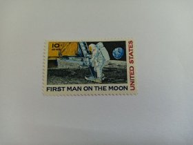 美国航空邮票 10c 1969年阿波罗登月 宇航员 登月第一人 第一个登上月球的人 新票未使用 人类首次登上月球 人类第一次登月是在美国东部时间1969年7月20日下午4时17分42秒，阿姆斯特朗将左脚小心翼翼地踏上了月球表面，这是人类第一次踏上月球。尼尔·阿姆斯特朗与巴兹·奥尔德林成为了首次踏上月球的人类。乘坐阿波罗11号载人航天飞船 航天邮票 美国邮票