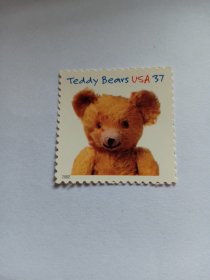 美国邮票37c 2002年庆祝泰迪熊100周年 泰迪熊诞生百年纪念 毛绒玩具 儿童玩具 不干胶邮票 新票未使用 Teddy Bear译为泰迪熊，美国当地称罗斯福熊，是儿童玩耍的填充玩具熊，是一种历史悠久的毛绒玩具，常常被用来安慰孩子们的难过情绪。近年来一些泰迪熊变成了昂贵的收藏品。泰迪熊以美国总统西奥多·罗斯福命名，因为罗斯福的小名就是泰迪，他喜欢狩猎，曾拯救一头小熊