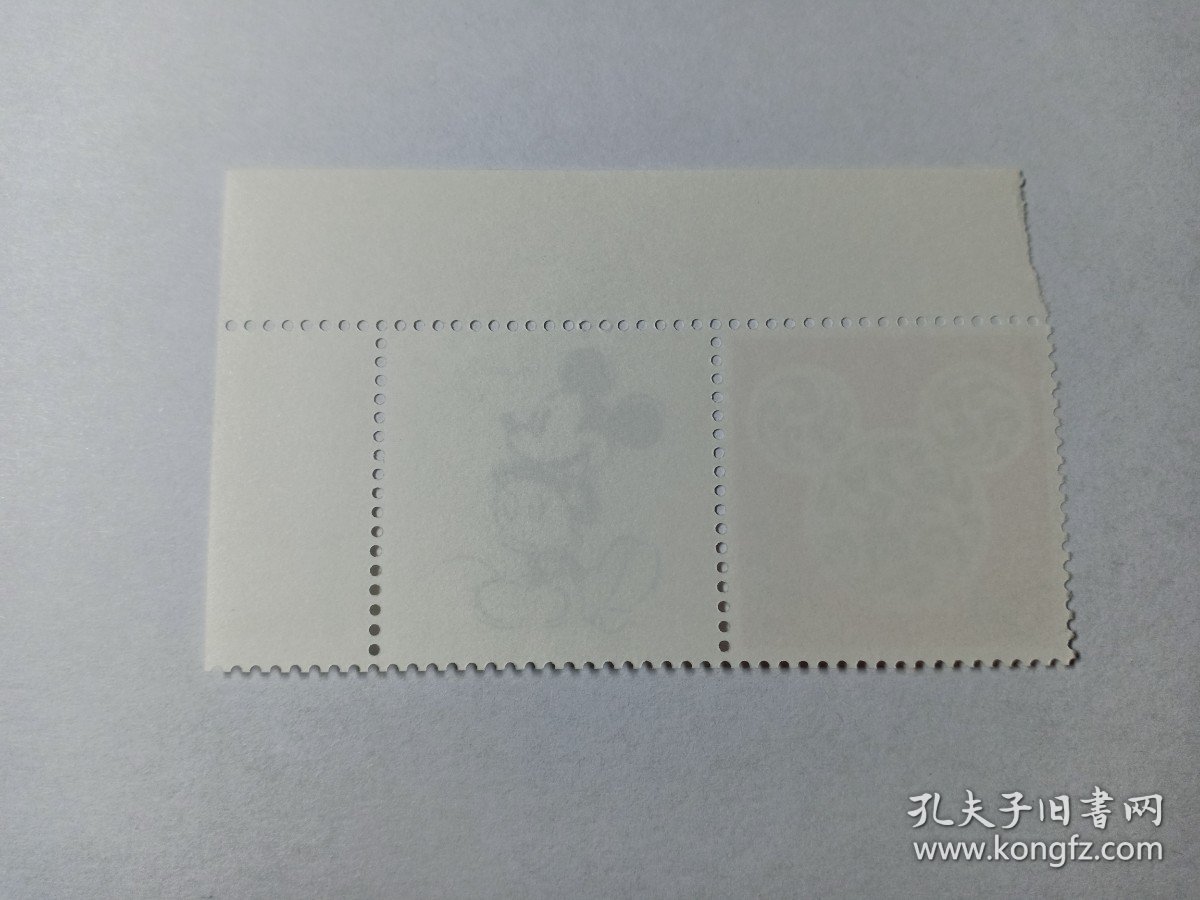 中国邮票 1.20元 2015年迪士尼卡通人物 米老鼠 米奇邮票 新票未使用，带白边 米老鼠个性化邮票 米奇老鼠，米老鼠，迪士尼代表角色形象，是一只有着圆滚滚的大脑袋、圆滚滚的大耳朵、梨形的身体与像橡胶软管一样柔软、没有明显的关节、可以自由拉伸仿佛没有骨骼的四肢的小老鼠。他以随和，乐观，活跃，充满奇思妙想的性格广受世界各地的观众的欢迎。他总是吹着口哨，哼着小曲，蹦蹦跳跳，充满活力
