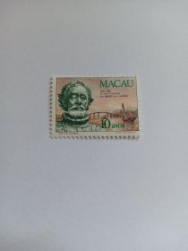澳门邮票 葡属澳门邮票 10A 1981年葡萄牙国父路易·德·贾梅士逝世400周年 卡蒙斯逝世400周年 卡蒙斯像 帆船、浮桥 新票 路易·德·贾梅士（路易·德·卡蒙斯）1524-1580，葡萄牙最伟大的诗人，以文学成就而被尊称为葡萄牙国父。路易·德贾梅士的诗与荷马、维吉尔、但丁和威廉·莎士比亚的作品相当。他写了众多诗和剧作，但是最著名的作品是史诗路济塔尼亚人之歌《葡国魂》