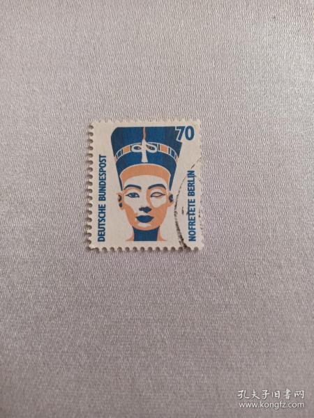 德国邮票 柏林邮票 70古埃及艳后纳芙蒂蒂1988年发行 纳芙蒂蒂(公元前1370-前1330年)是埃及法老阿肯纳顿的王后，是埃及史上最重要的王后，传说她不但拥有令人惊艳的绝世美貌，也是古埃及历史中最有权力与地位的女性之一。曾受到人民有如膜拜女神般的崇敬，她的名字和画像在很多神庙和壁画中出现过。1912年考古学家发现了纳芙蒂蒂的七彩半身像，随即成为历史上第一个封面女郎，并被誉为"世界上最美的女人"