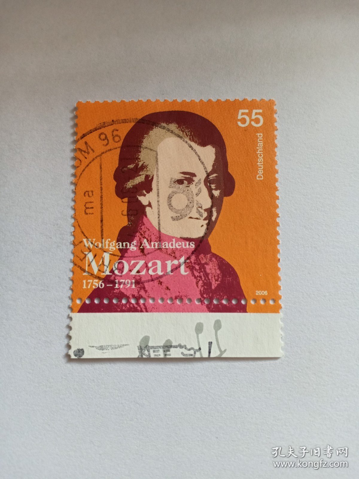 德国邮票 55c 2006年莫扎特诞辰250周年1756-1791年 莫扎特像 带边 沃尔夫冈·阿玛多伊斯·莫扎特 奥地利古典主义作曲家，维也纳古典乐派代表人物。1764年创作首部交响曲《降E大调第一交响曲》1772年莫扎特被任命为萨尔茨堡宫廷乐师。1781年脱离对雇主的依赖，成为历史上最早的自由作曲家。1786年歌剧《费加罗的婚礼》在维也纳首演。1787年被任命为宫廷作曲家。1791年歌剧《魔笛