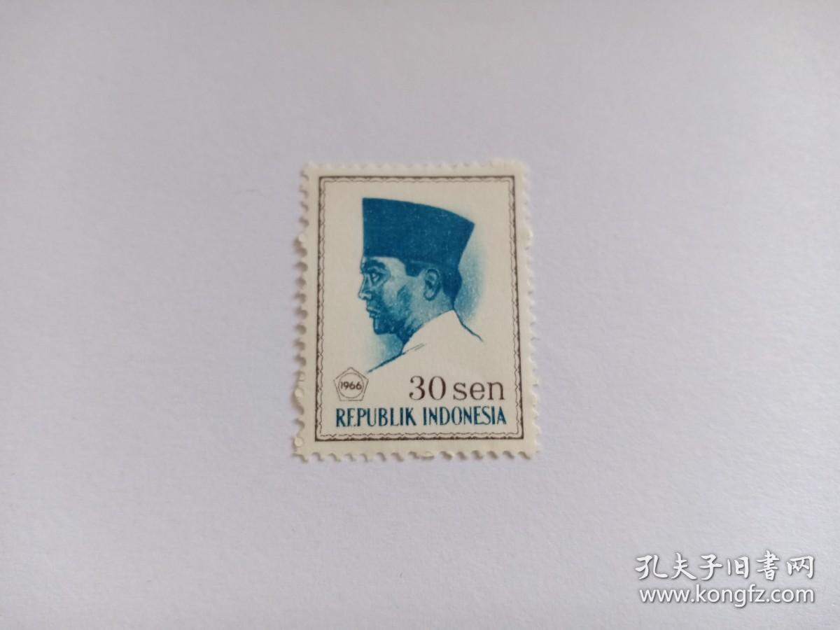 印度尼西亚邮票 印尼邮票 30S 印度尼西亚国父 苏加诺总统 1966年发行 新票未使用 1945年8月17日宣布独立，成立印度尼西亚共和国。独立后，先后武装抵抗英国、荷兰的入侵，其间曾被迫改为印度尼西亚联邦共和国并加入荷印联邦。1950年8月重新恢复为印度尼西亚共和国，1954年8月脱离荷印联邦