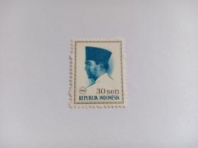 印度尼西亚邮票 印尼邮票 30S 印度尼西亚国父 苏加诺总统 1966年发行 新票未使用 1945年8月17日宣布独立，成立印度尼西亚共和国。独立后，先后武装抵抗英国、荷兰的入侵，其间曾被迫改为印度尼西亚联邦共和国并加入荷印联邦。1950年8月重新恢复为印度尼西亚共和国，1954年8月脱离荷印联邦