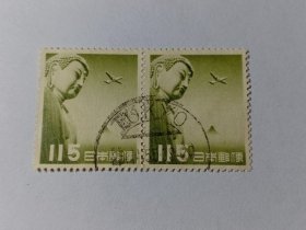 日本航空邮票 115元 镰仓大佛和飞机 1953年发行 双联 盖有英文“东京1955年11月26日”邮戳 日本邮便 日本邮票 镰仓大佛位于古都镰仓，是古都镰仓的象征。佛像建造于1252年，大佛的较平的面相、较低的肉髻和前倾的姿势等，具有镰仓时代流行的宋代佛像的风格，是镰仓时期的代表性塑像，被定为日本国宝。与奈良东大寺大佛在后世经历多次补修不同，镰仓大佛基本保持了造像当初的形态，所以非常珍贵。