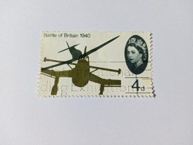 英国邮票 4d 1965年不列颠战役25周年 1940年不列颠空战 飞机 英国超级海军喷火式战斗机攻击德国容克斯Ju87斯图卡俯冲轰炸机 不列颠之战，又名英伦空战，是第二次世界大战期间1940-1941年纳粹德国对英国发动的大规模空战，也是第二次世界大战中规模最大的空战。1941年6月22日以纳粹德国的失败告终。