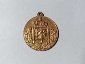 挪威纪念章 挪威奖章 挪威皇冠 雄狮 挪威国徽和双剑 “为了自由和自由” 直立着一只金色狮子，头戴王冠，持金柄银斧。金狮是力量的象征，银斧是挪威自由的保护者圣奥拉夫的武器。盾徽上端是一顶镶嵌着圆球和十字的金色王冠。