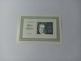 民主德国邮票 东德邮票 东德小型张 1M 1970年“乐圣”贝多芬诞辰200周年 贝多芬像 新票未使用 德国邮票 德意志民主共和国邮票 路德维希·凡·贝多芬1770-1827德国著名的音乐家，维也纳古典乐派代表人物。他的作品对世界音乐的发展有着非常深远的影响，因此被尊称为“乐圣”主要作品有交响曲九部：第三《英雄交响曲》第五《命运交响曲》第六《田园交响曲》第九《合唱交响曲》最为著名歌剧《费黛里奥》等