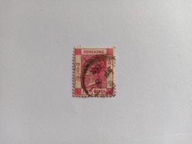 香港邮票 四先时4分 英国女王维多利亚 1900-1901年发行 雕刻版 她是大不列颠及爱尔兰联合王国女王1837—1901、印度女皇1876—1901、她是第一个以“大不列颠及爱尔兰联合王国女王和印度女皇”名号称呼的女王。她在位的几十年正值英国自由资本主义由方兴未艾到顶尖、进而过渡到垄断资本主义的转变时期，经济文化空前繁荣，君主立宪充分发展，使其成了英国和平与繁荣的象征 英国殖民地邮票