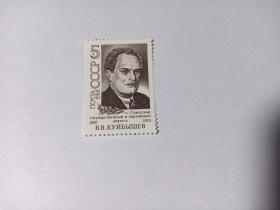 苏联邮票 5K 苏联政治家 古比雪夫 诞辰100周年（1888-1970）1988年发行 新票未使用 瓦列里安·弗拉基米罗维奇·古比雪夫（1888年6月6日—1935年1月25日）苏联早期卓越的党和国家领导人。苏俄国内战争时期是伏龙芝的政委。建设时期是斯大林快速工业化的支持者，红场树立雕像的十二领导人之一。他有一个恋人，就是著名的白军女诗人科洛索娃。