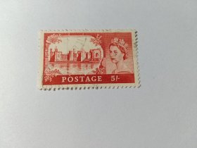 英国邮票 5Sh 1959-1968年英国城堡 卡那封城堡 带英国女王伊丽莎白二世像 卡那封城堡是西北威尔士圭内斯郡境内的一座中世纪建筑。公元11世纪末期到1283年，卡那封镇内矗立着一座土岗-城廓式城堡，之后英格兰国王爱德华一世将其更换为如今的石结构城堡。在爱德华时代，小镇与城堡充当了北威尔士的行政中心，因此防御工事规模宏大，墙壁的风格也类似于君士坦丁堡城墙，与卡那封的古罗马历史有着紧密联系