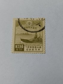 日本邮票 壹钱五厘 1½S 1935年满洲国康德皇帝来访 满洲国皇帝陛下御来访纪念 日本金刚级战列舰比叡号 比睿号战列舰 1935年4月已经就任伪满洲国“皇帝”的溥仪，在关东军的安排下，乘坐三万五千吨的比睿号战列舰访问日本。日本政府对于当时伪满洲国皇帝溥仪的来访作为日本历史重大事件，举行史无前例盛大的欢迎大典