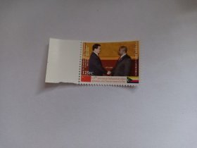 科摩罗邮票 125FC 2005年中科建交30周年纪念  科摩罗和中国建交30周年 胡主席和科摩罗总统阿扎利握手 中国国旗和科摩罗国旗 新票未使用，带白边 科摩罗联盟，简称科摩罗，被称月亮之国、香料之国，是非洲一个位于印度洋上的岛国。