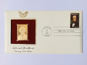 美国金箔首日封 美国镶嵌金箔邮票首日封 1983年美国著名小说家纳撒尼尔·霍桑首日封 贴美国邮票20C美国著名小说家 纳撒尼尔·霍桑邮票 盖有“马萨诸塞州塞勒姆1983年7月8日”邮戳 纳撒尼尔·霍桑1804-1864，是美国心理分析小说的开创者，也是美国文学史上首位写作短篇小说的作家，被称为美国19世纪最伟大的浪漫主义小说家。代表作《红字》《带七个尖顶的阁楼》《福谷传奇》《玉石人像》美国首日封