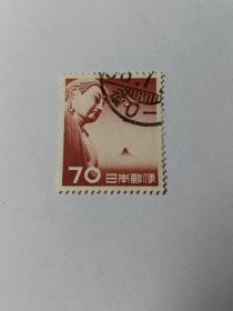日本航空邮票 70元 镰仓大佛和飞机 1953年发行 日本邮便 日本邮票 镰仓大佛位于古都镰仓，是古都镰仓的象征。佛像建造于1252年，大佛的较平的面相、较低的肉髻和前倾的姿势等，具有镰仓时代流行的宋代佛像的风格，是镰仓时期的代表性塑像，被定为日本国宝。与奈良东大寺大佛在后世经历多次补修不同，镰仓大佛基本保持了造像当初的形态，所以非常珍贵。