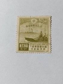 日本邮票 壹钱五厘 1½S  1935年满洲国康德皇帝来访 满洲国皇帝陛下御来访纪念 日本金刚级战列舰比叡号 比睿号战列舰 1935年4月已经就任伪满洲国“皇帝”的溥仪，在关东军的安排下，乘坐三万五千吨的比睿号战列舰访问日本。日本政府对于当时伪满洲国皇帝溥仪的来访作为日本历史重大事件，举行史无前例盛大的欢迎大典