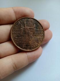 美国纪念章 美国自由女神纪念章 自由女神像和埃利斯岛 大铜章38.5mm 自由女神像又名自由照耀世界，纽约自由岛。埃利斯岛由于位于哈得孙河的出海口处，19世纪末，向往新世界的移民日益增加，在埃利斯岛上设立较大的移民关防站。从1892-1954年间，约有1200万的移民在该岛上停留，等待移民局的检查。埃利斯岛成立了埃利斯岛移民博物馆，记录了埃利斯岛在美国移民史上扮演的特殊角色，是一部美国移民的编年史