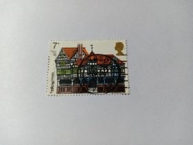 英国邮票 7P 1975年城镇景观 切斯特建筑 盖有全戳“德文郡 普利茅斯1975年5月12日”邮戳 Chester Rows是英国独一无二的。他们由建筑和商店或在最低的两层住宅组成。切斯特城中大部分建筑都保留了中世纪都铎式的风格和样貌，多为‘黑白’样式。