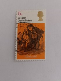 英国邮票 5P 1970年英国著名小说家查尔斯·狄更斯《匹克威克外传》 查尔斯·狄更斯是19世纪英国最著名的现实主义小说家之一，他的作品如《雾都孤儿》《双城记》等深受读者喜爱。《匹克威克外传》是英国作家狄更斯创作的长篇小说。该书讲述了匹克威克及其三位朋友外出旅行途中的一系列遭遇，描写了当时英国城乡的社会生活和风土人情。