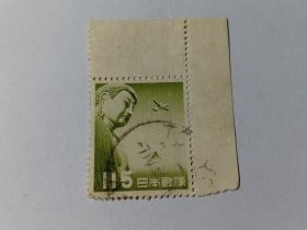 日本航空邮票 115元 镰仓大佛和飞机 1953年发行 带直角边 日本邮便 日本邮票 镰仓大佛位于古都镰仓，是古都镰仓的象征。佛像建造于1252年，大佛的较平的面相、较低的肉髻和前倾的姿势等，具有镰仓时代流行的宋代佛像的风格，是镰仓时期的代表性塑像，被定为日本国宝。与奈良东大寺大佛在后世经历多次补修不同，镰仓大佛基本保持了造像当初的形态，所以非常珍贵。