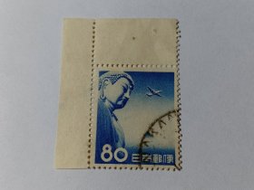 日本航空邮票 80元 镰仓大佛和飞机 1953年发行 带直角边 日本邮便 日本邮票 镰仓大佛位于古都镰仓，是古都镰仓的象征。佛像建造于1252年，大佛的较平的面相、较低的肉髻和前倾的姿势等，具有镰仓时代流行的宋代佛像的风格，是镰仓时期的代表性塑像，被定为日本国宝。与奈良东大寺大佛在后世经历多次补修不同，镰仓大佛基本保持了造像当初的形态，所以非常珍贵。