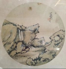 梁于渭（尺寸24x24）保真 字鸿飞，又字杭椒、杭雪。番禺人。陈沣学生。清光绪十一年（1885）举人、十五年（1889）进士，职礼部祠祭清吏司司员。喜画花卉，晚嗜山水，法元人，意境宕逸。博学多能，尤好金石，藏六朝至唐、宋碑志千余种，蓄古钱造像甚夥。工篆刻，惜患心疾不能成家。后告归居南海（广州）学宫，卖画自给，每画钤有「下第状元」印。卒以狂死。遗著麟枕簿为考证金石之作，未印行。