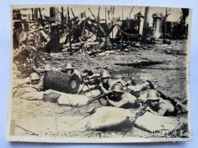 抗战史料 废墟中的日军机枪小组 日本老照片 民国时期老照片 照片长10厘米，宽7厘米