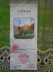 天平山 门票 票价25元 2011年版 天平山是苏州市吴中区木渎景区之主要景点，素以清泉、怪石、红枫“三绝”称著江南。景点内人文景观极为丰富，白居易、范仲淹及其后裔、乾隆皇帝等历史名人留下众多遗迹与传说。20X8厘米